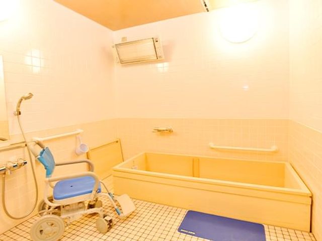 使いやすい浴室 浴室 明るく広々とした設計で、車椅子利用者にも優しい作りの浴室です。安全にこだわった設備が整っています。