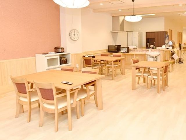 温かみのある食堂空間 食堂 温かい色合いの食堂は、自然光が差し込み、ゆったりとした時間を過ごせます。