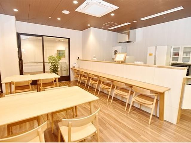 明るいダイニング ダイニングルーム 広々としたダイニングは自然光が差し込み、食事を楽しむには最適な空間です。木の温もりが感じられます。