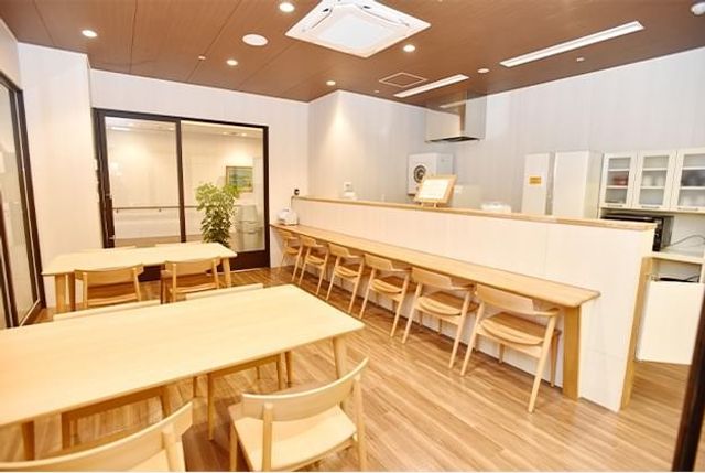 明るいダイニング ダイニングルーム 広々としたダイニングは自然光が差し込み、食事を楽しむには最適な空間です。木の温もりが感じられます。