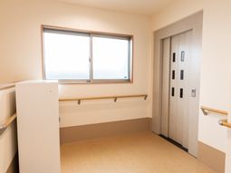 明るい廊下とエレベーター
