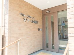 エントランスの壁と扉