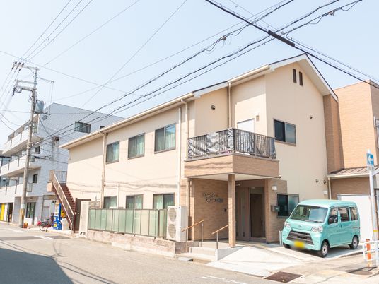 日差しの明るい外観