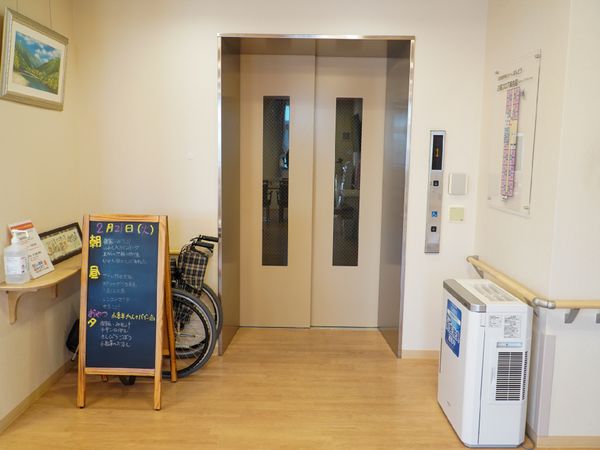 清潔感のあるエレベーターホール