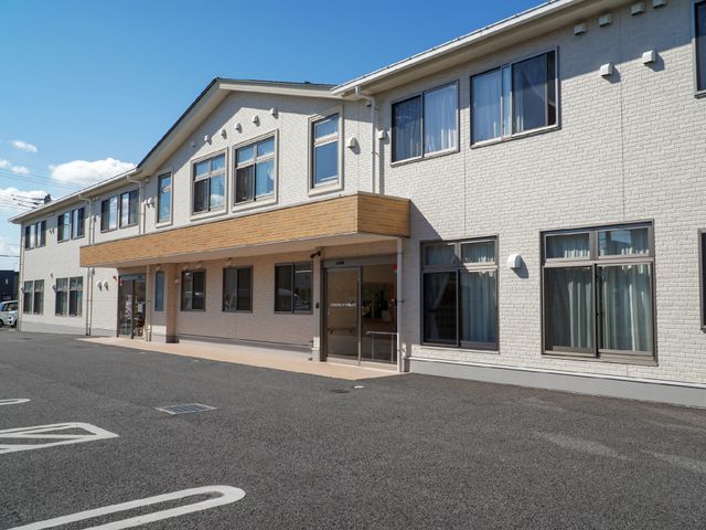 清潔感ある施設外観 外観 広々とした駐車場を備えた明るい建物です。日当たりが良く、快適な職場環境が期待できます。