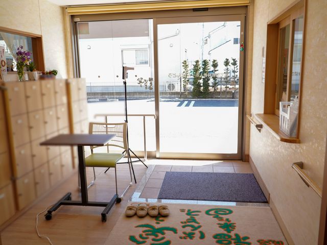 明るいエントランスの風景 玄関 明るく開放的なエントランスです。来訪される方々が気軽に出入りできる優しい雰囲気を提供しています。