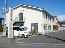 白い建物の外観と看板