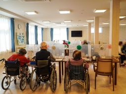 車椅子の利用者がいるリビング