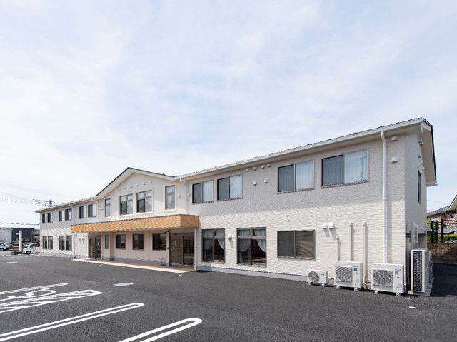 白亜の施設外観 設備 清潔感のある外観は、安らぎと落ち着きをもたらし、働く環境としても理想的です。