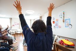 レクリエーションをする人々