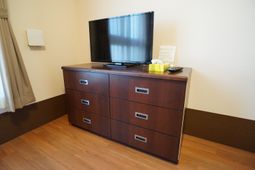 整然たる居室のテレビ台