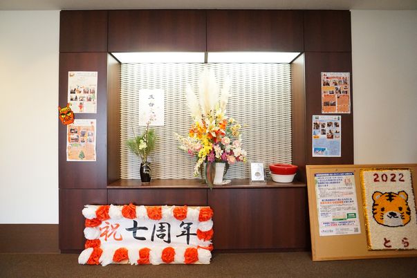 掲示物の飾られたロビー