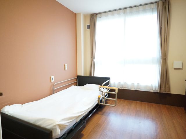 清潔感ある居室 居室 明るい窓辺と清潔なベッドが配置された居室です。静かで落ち着いた空間での勤務が望めます。