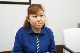 青いシャツの女性スタッフ