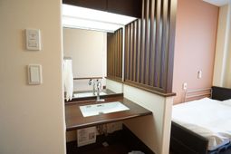 居室の洗面台とベッド