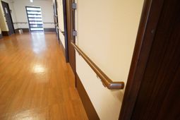 廊下の手すりと床