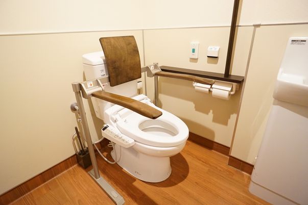 手すり付き清潔なトイレ