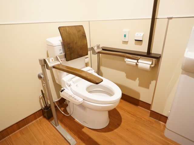 手すり付き清潔なトイレ トイレ 安全に配慮されたバリアフリーのトイレです。手すりや広々としたスペースが、快適な使用をサポートしています。