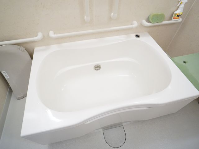 手すり付きバスタブ 浴室 安全に配慮された設計の浴室です。手すりが設置されており、立ち座りのサポートが可能です。