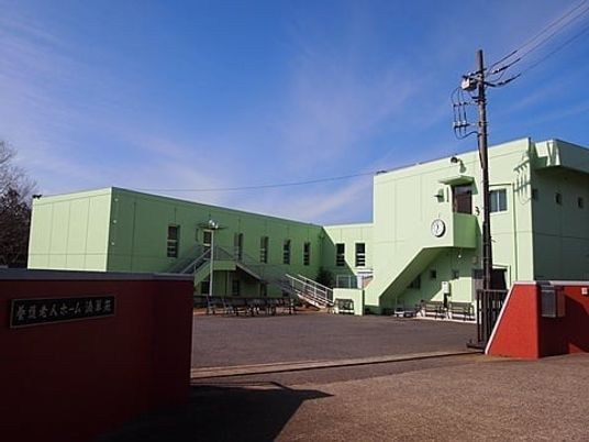 淡い緑の建物外観  