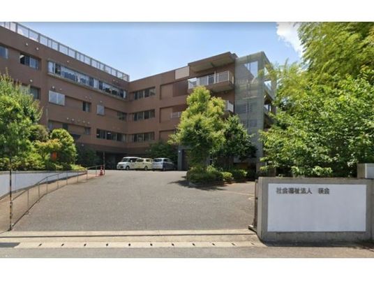 緑に囲まれた外観  