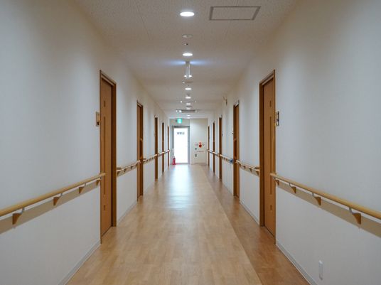 明るく清潔な廊下