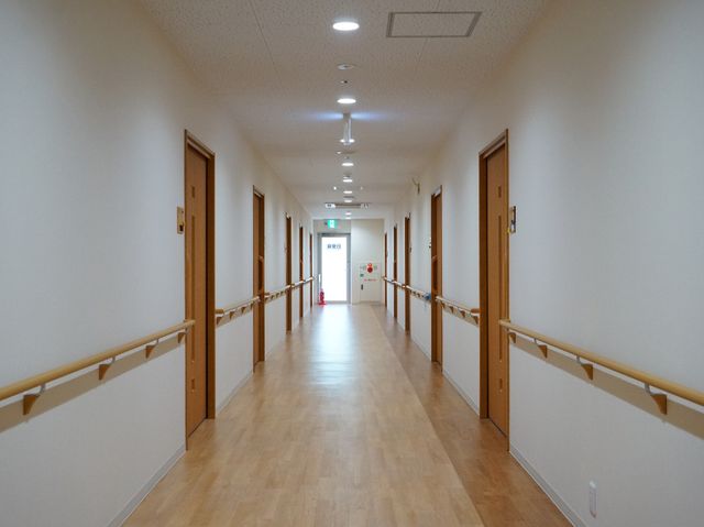 明るく清潔な廊下