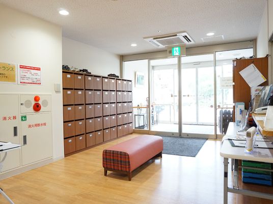エントランスのベンチと受付