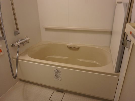 バリアフリー設計の浴室