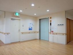 明るく清潔な廊下