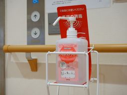 手指消毒剤とエレベーター
