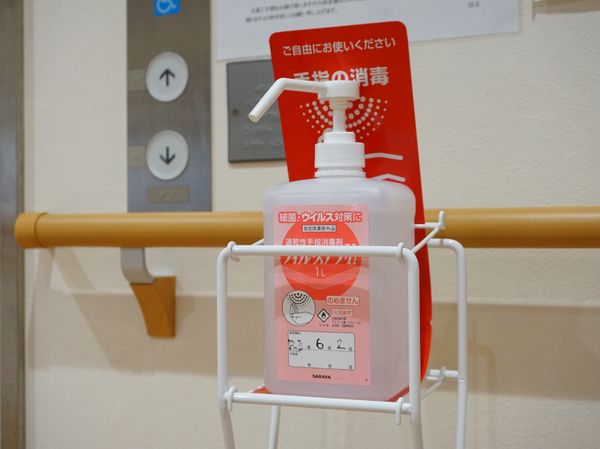 手指消毒剤とエレベーター