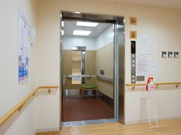 廊下にあるエレベーター