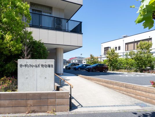 駐車場が広い外観  