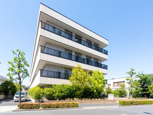 モダンな建物の外観