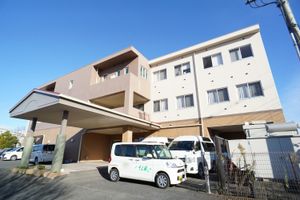 明るい外観の建物