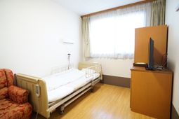 居室のベッドと家具