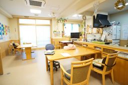 明るい居間の様子