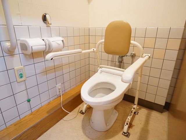 バリアフリー対応トイレ トイレ 手すり付きで安全に配慮された設備のトイレです。快適にご利用いただける工夫がされています。