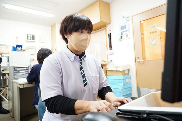 スタッフがPC作業