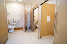 バリアフリー設計のトイレ