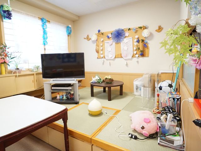 和風のリビングスペース 共有スペース 広々とした和室に配されたテレビとソファが印象的です。日々の憩いの場として、居心地の良い時間を過ごせる空間が整っています。