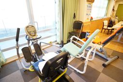 リハビリ設備と窓辺