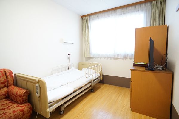 居室のベッドと家具