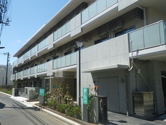 外観とバルコニー  