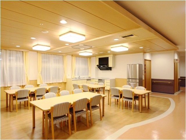 明るい食堂 食堂   大きな窓から光が入る明るい食堂です。テーブルがゆったり配置され、働く方も動きやすそうな空間です。