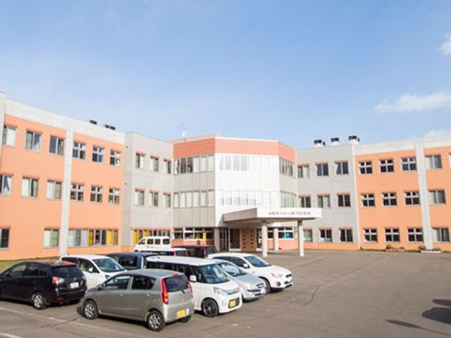 建物外観 外観   青空の下に3階建ての建物が広がり、駐車スペースも見えます。明るく開放的な印象で、働く環境をイメージしやすいです。