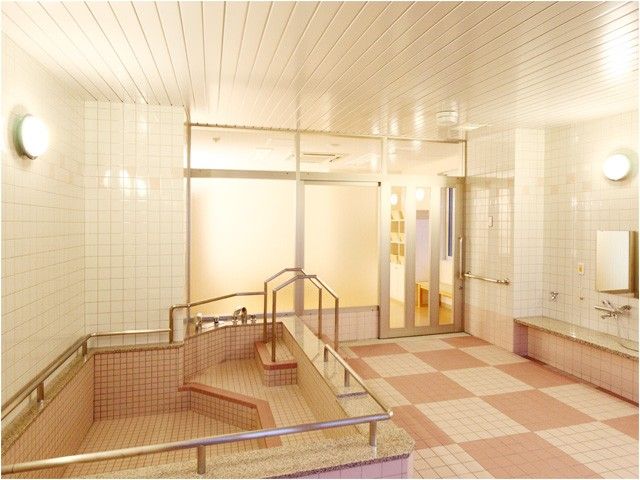 明るい浴室 浴室   手すりが複数あり、段差に配慮された明るい浴室です。出入口も見通しがよく、移動しやすそうです。