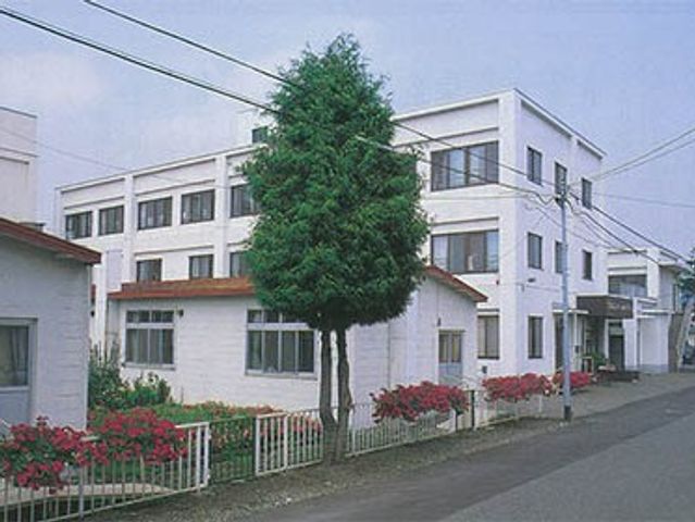 白い建物の外観  