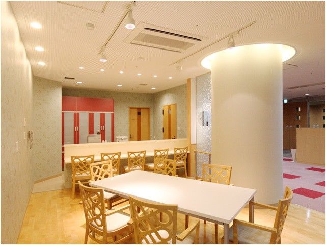 明るい食堂 食堂   木目調の椅子と白いテーブルが並ぶ、明るく開放的な食堂です。ゆったり過ごせる雰囲気で、食事や会話の場として使いやすそうです。